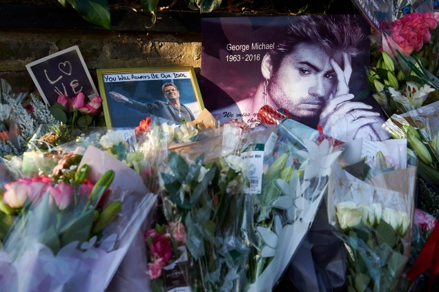 Flores, velas e mensagens são deixadas por fãs em homenagem a George Michael, do lado de fora da casa do cantor britânico em Londres - 27/12/2016