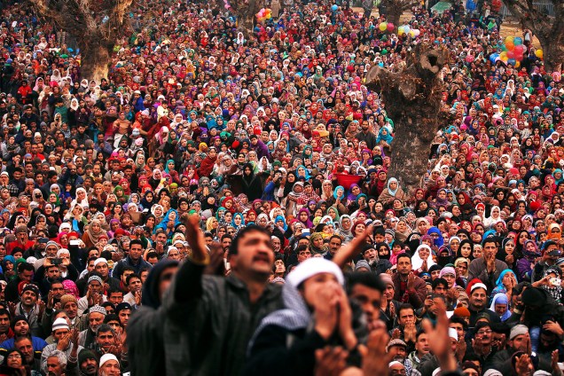 Muçulmanos durante o festival Mawlid - que celebra o aniversário do profeta Maomé - em Srinagar, na região indiana da Caxemira - 16/12/2016