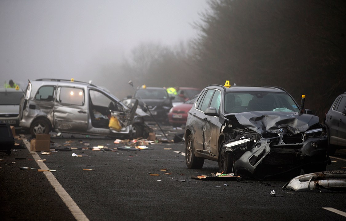 Membros do resgate britânico trabalham em cena de acidente de carro próximo a Witney, nordeste de Londres