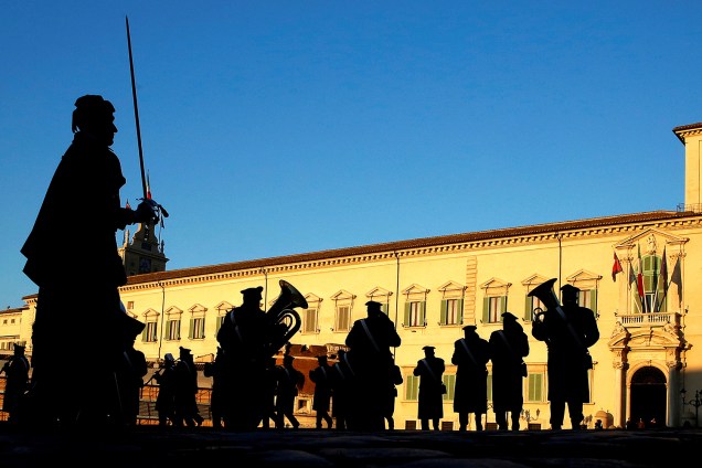 Banda se apresenta em frente ao Palácio Quirinale, em Roma, onde o presidente Sergio Matarella se reúne com parlamentares - 09/12/2016