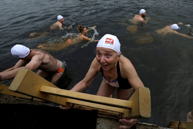 Nadadores participam de tradicional corrida aquática que acontece anualmente após comemoração do Natal em Praga, Re[pública Tcheca - 26/12/2016
