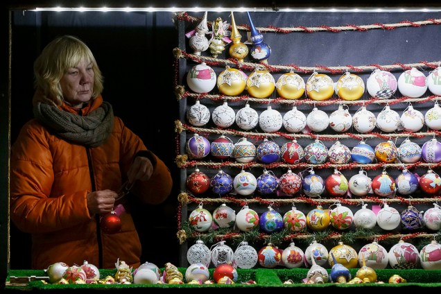 Vendedora expõe produtos artesanais e objetos de decoração para as festas de natal e ano novo em uma feira em Kiev, Ucrânia - 27/12/2016