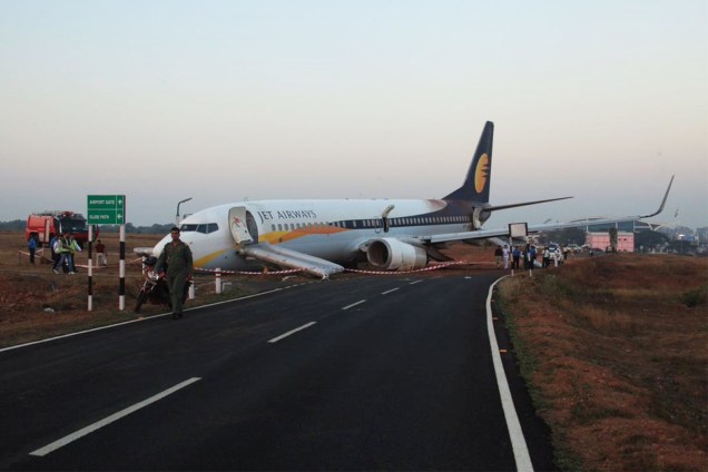 Avião da companhia Jet Airways é fotografado após derrapar antes da decolagem, deixando 15 feridos, em um aeroporto de Goa, na Índia - 27/12/2016