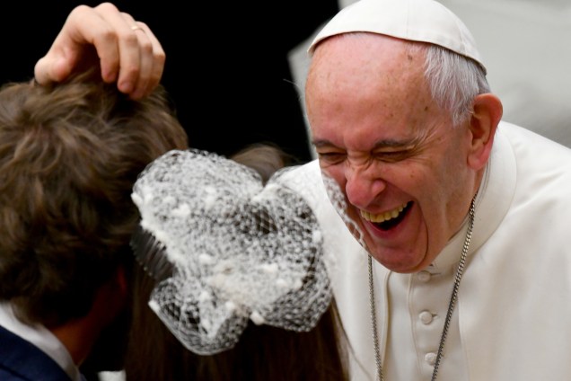 Papa Francisco sorri ao encontrar com fiéis durante audiência semanal na Sala Paulo VI, no Vaticano - 07/12/2016