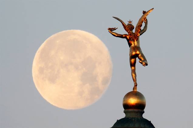 Lua surge atrás da obra 'Le Génie de la Liberté', na Praça da Bastilha, em Paris - 15/12/2016