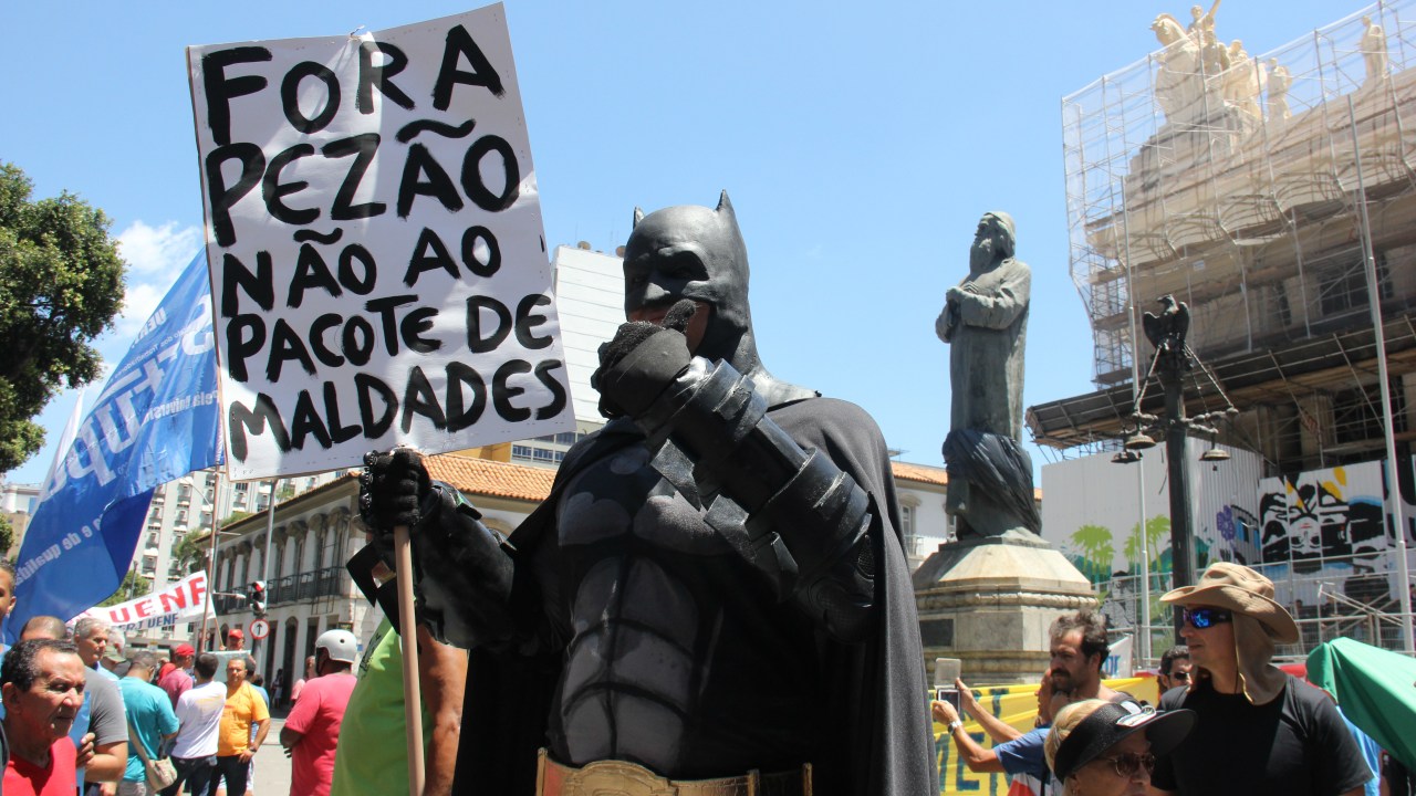 Servidores Públicos do Estado do Rio de Janeiro fazem manifestação em frente à Alerj contra as medidas de austeridade