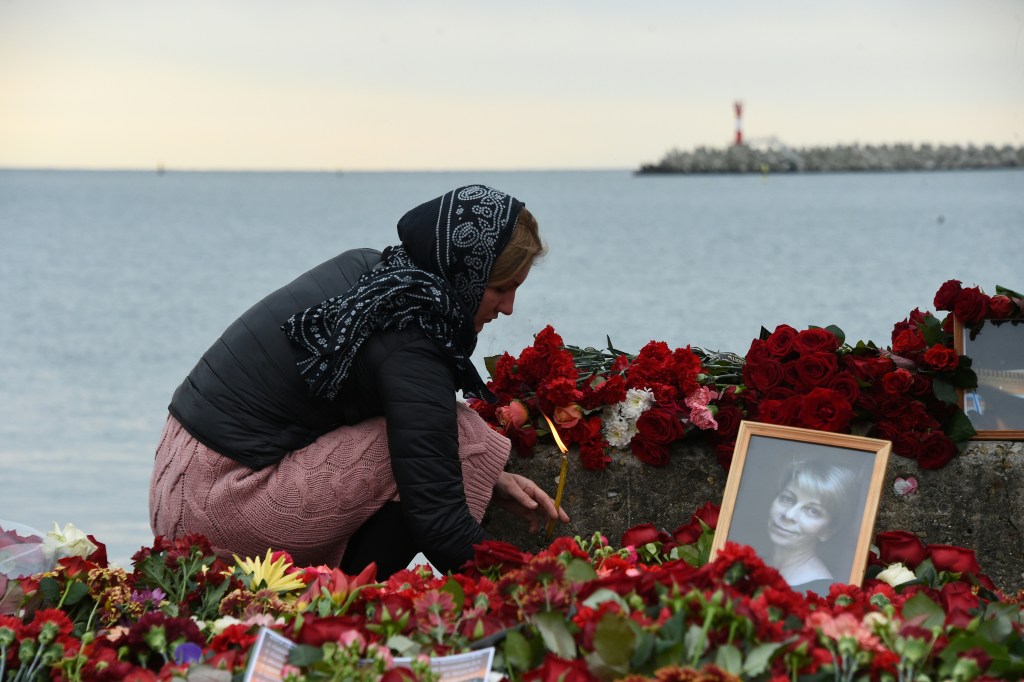 Homenagens às vítimas do acidente aéreo na Rússia