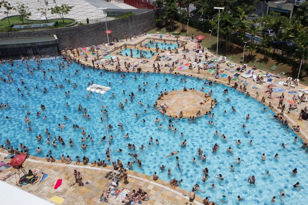 Sócios, credenciários e comerciários frequentam a piscina do SESC Belenzinho, em São Paulo, após um dia quente de verão - 27/12/2016