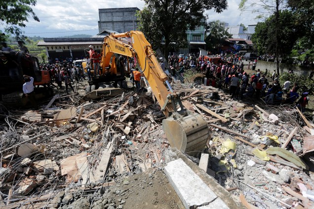 Equipes de resgate trabalham na busca por sobreviventes nos destroços de um prédio após um terremoto de 6,5 graus em Pidie Jaya, na Indonésia - 07/12/2016