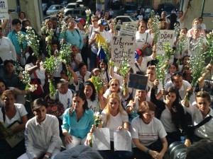 Lilian Tintori e apoiadores acampados em frente à embaixada