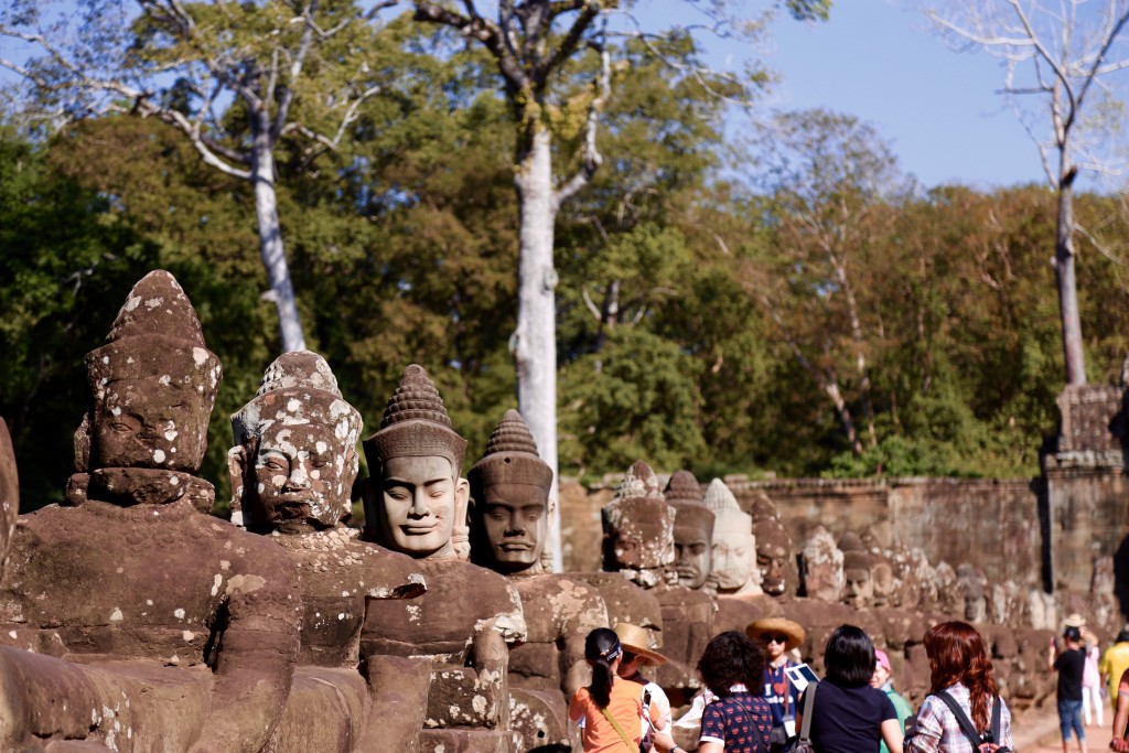 A ponte de esculturas no portão Sul de Angkor Thom