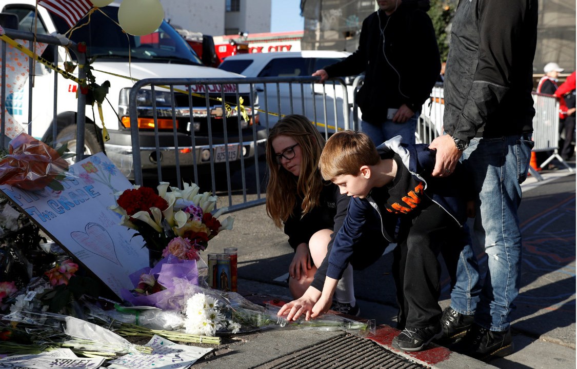 Amigos e familiares prestam homenagens às vítimas da tragédia em Oakland