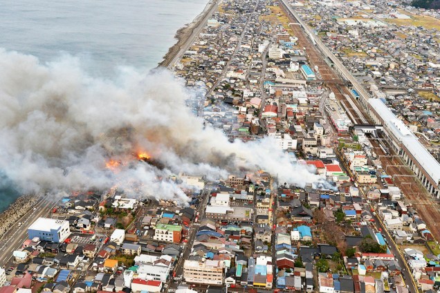 Incêndio atinge casas e prédios no município de Itoigawa, na Prefeitura de Niigata, Japão