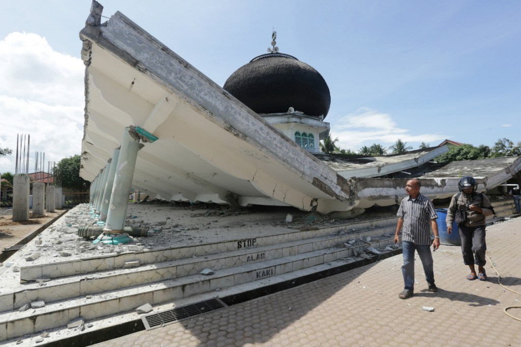 O terremoto provocou o desabamento de um templo em Meuredu, na Indonésia,