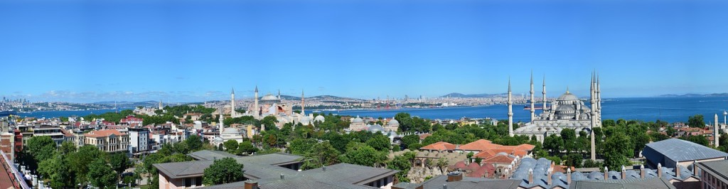 Vista geral de Istambul, com o Estreito de Bósforo ao fundo