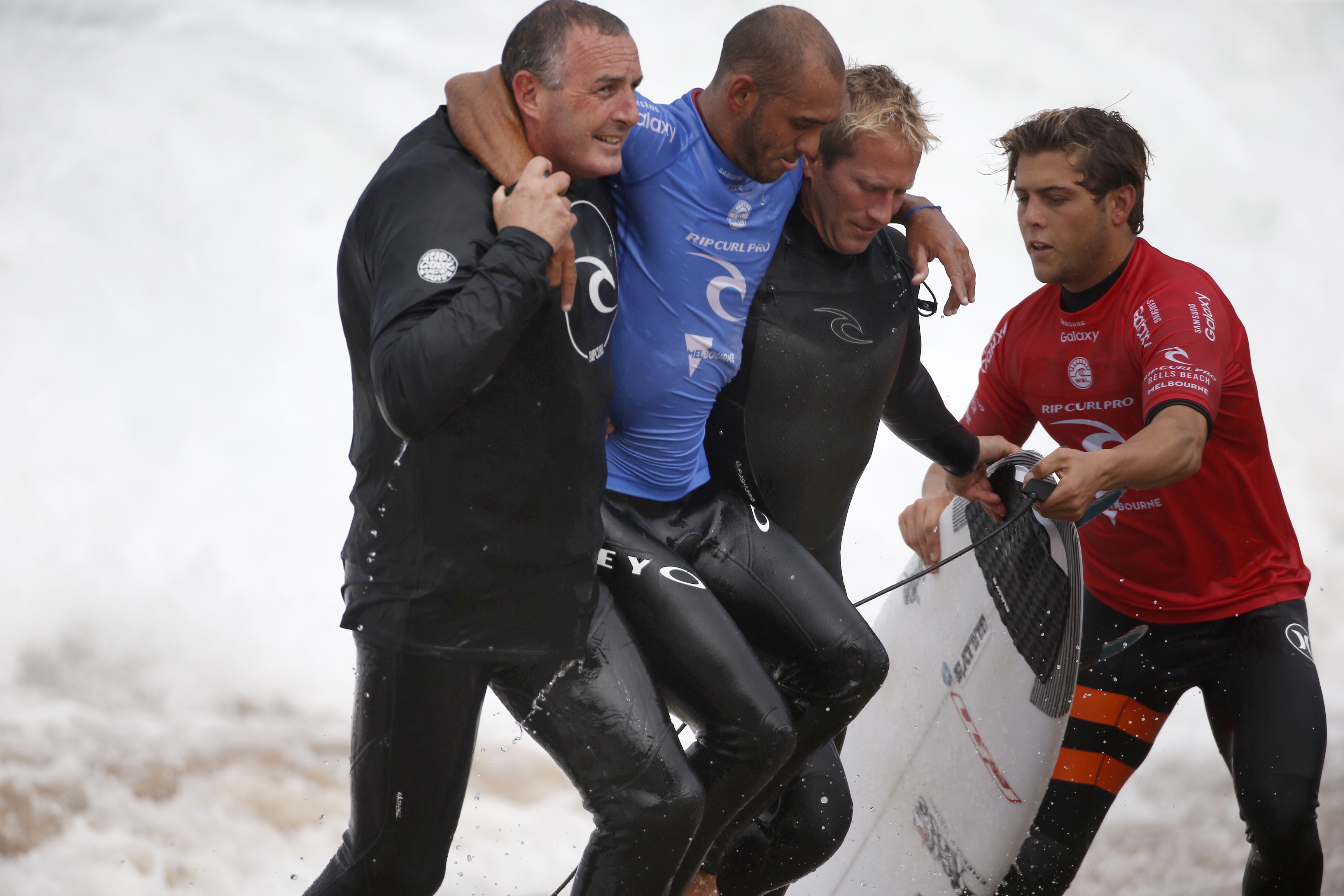 Jadson André sai do mar carregado em Bells Beach, após machucar o tornozelo. (Foto: Kelly Cestari/WSL)