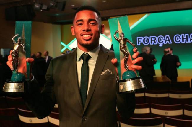 Gabriel Jesus com os prêmios de melhor atacante e melhor jogador do Brasileirão 2016