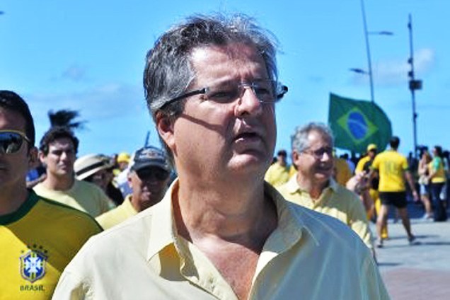 O deputado federal Jutahy Magalhães (PSDB-BA) aproveitou o clima de manifestação neste domingo (16), na Barra,