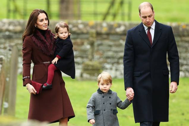 O príncipe William e a duquesa de Cambridge Kate Middleton levaram os filhos, Charlotte e George, à cerimônia de Natal na igreja de St Mark, em Englefield, na Inglaterra - 25/12/2016 O príncipe William e a duquesa de Cambridge Kate Middleton levaram os filhos, Charlotte e George, à cerimônia de Natal na igreja de St Mark, em Englefield, na Inglaterra - 25/12/2016