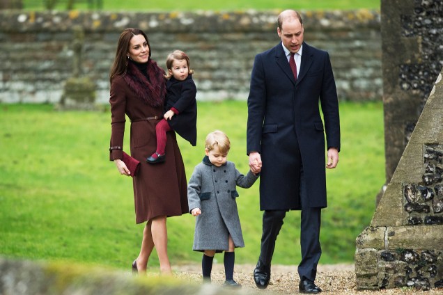 O príncipe William e a duquesa de Cambridge Kate Middleton levaram os filhos, Charlotte e George, à cerimônia de Natal na igreja de St Mark, em Englefield, na Inglaterra - 25/12/2016