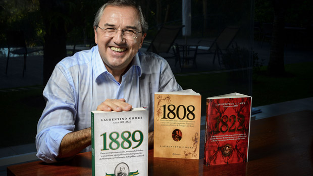 O jornalista Laurentino Gomes com a trilogia '1808', '1822' e '1889' (Divulgação)