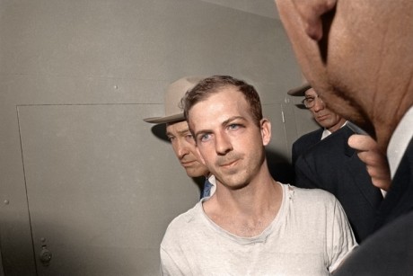 Lee Harvey Oswald, em 1963, indo ao seu interrogatório após ser acusado da morte de John F. Kennedy
