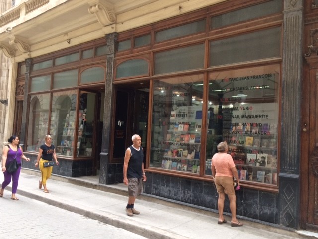 Vitrine da livraria Jamis Fayad, na rua Obispo, em Havana, Cuba (Duda Teixeira)