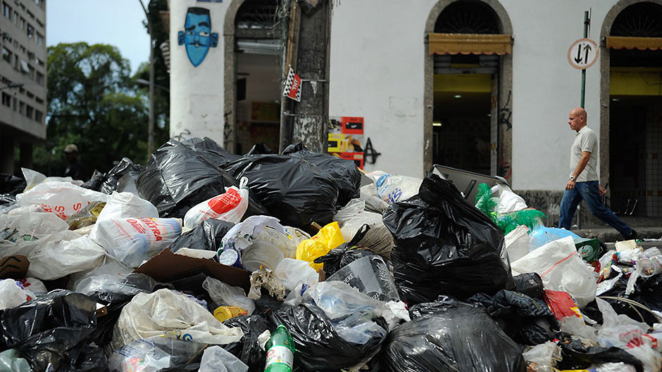 Garbage piled up during the Carnival: the cleaners´ strike was a purely localized problem