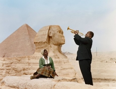 Louis Armstrong, tocando para sua esposa no Egito. 1961