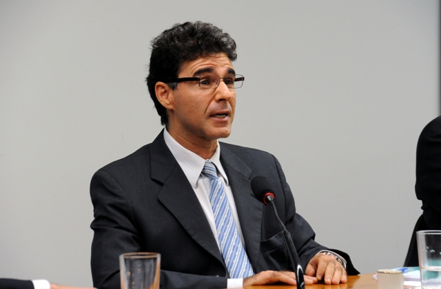 O ministro da Secretaria de Relações Institucionais, Alexandre Padilha, e os cientistas políticos Sergio Fausto e Lara Mesquita, durante palestra na Fundação FHC, em São Paulo
