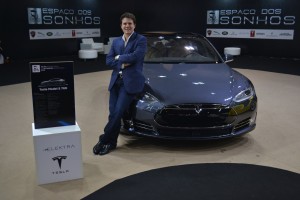Luciano Di Claro, CEO da Elektra, em frente a um Tesla Model S