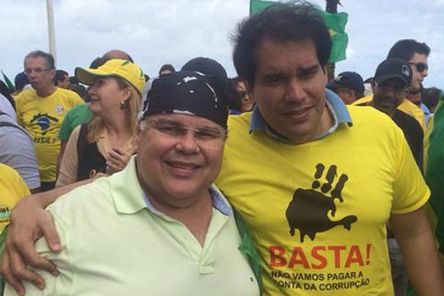 Irmão de Geddel, o deputado baiano Lúcio Vieira Lima (PMDB-BA) em protesto <span>no Farol da Barra, em Salvador, no dia 16 de agosto de 2015. Apelidado de "Bitelo", ele teria sido beneficiário de 1 milhão de reais</span>