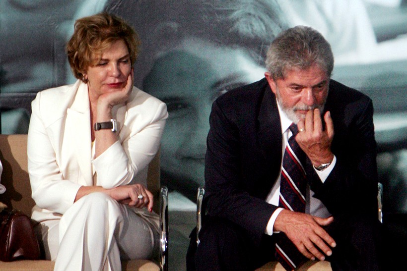 O reizinho destronado fugiu do tribunal. Mas não vai escapar dos defensores da lei