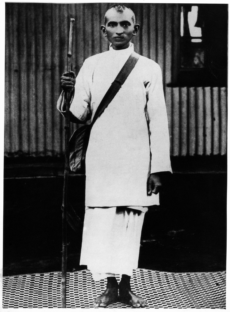 Mahatma Gandhi com cajado e mochila nos anos 1900, na África do Sul (Mondadori Portfolio via Getty Images)