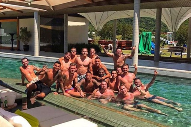Neymar posta fotos com os amigos na piscina da sua nova mansão em Mangaratiba, litoral do Rio