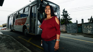 Maria Verônica reconhece o ônibus que desce a rua pelo desenho do nome escrito no letreiro do coletivo (Foto: Ivan Pacheco)