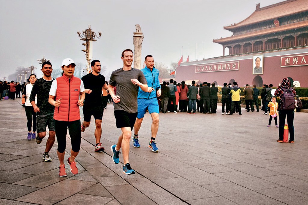 MARATONA - Zuckerberg (à frente), o timoneiro da rede social, em Pequim: contato direto com o presidente Xi Jinping