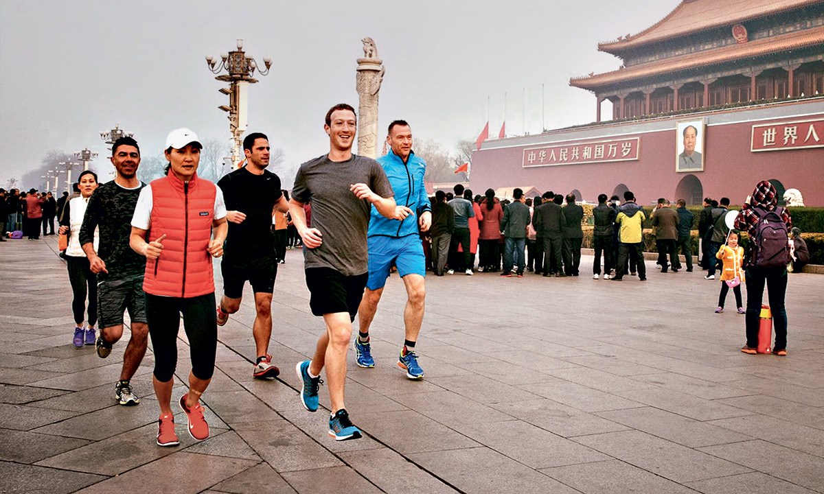 MARATONA - Zuckerberg (à frente), o timoneiro da rede social, em Pequim: contato direto com o presidente Xi Jinping
