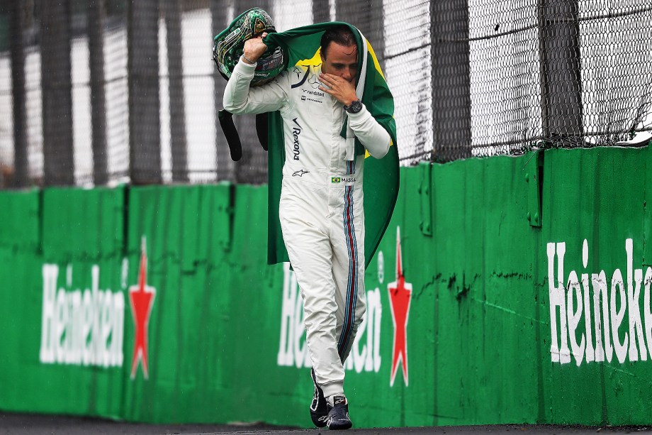 Felipe Massa carrega bandeira do Brasil, em sua despedida do Autódromo de Interlagos - 13/11/2016
