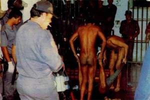 Presos removem mortos e feridos do massacre, em imagem publicada em VEJA de 14 de outubro de 1992