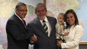 Mauricio Funes e sua então esposa Vanda Pignato, com o filhos deles Gabriel no colo, encontram Lula em São Paulo em 20 de março de 2009