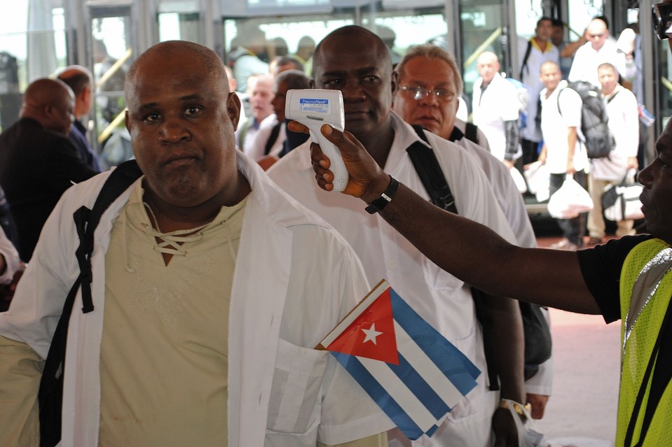 Deu no Wall Street Journal: Tráfico de médicos escravos, adotado por Dilma, “é o crime perfeito”. Cuba ganha quase 8 bilhões de dólares por ano e ainda posa de solidária