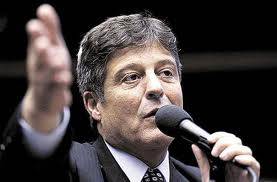 Com o apoio de Mendes