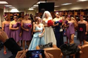 Jogadores do NY Mets, time de beisebol, vestidos de mulher