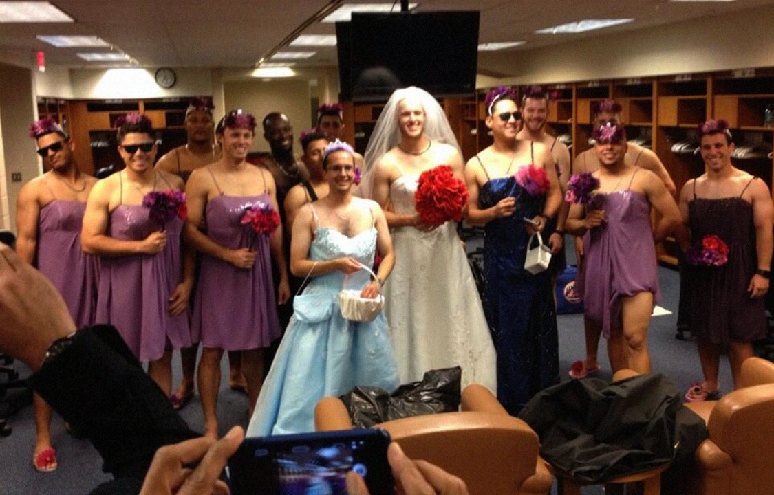 Jogadores do NY Mets, time de beisebol, vestidos de mulher