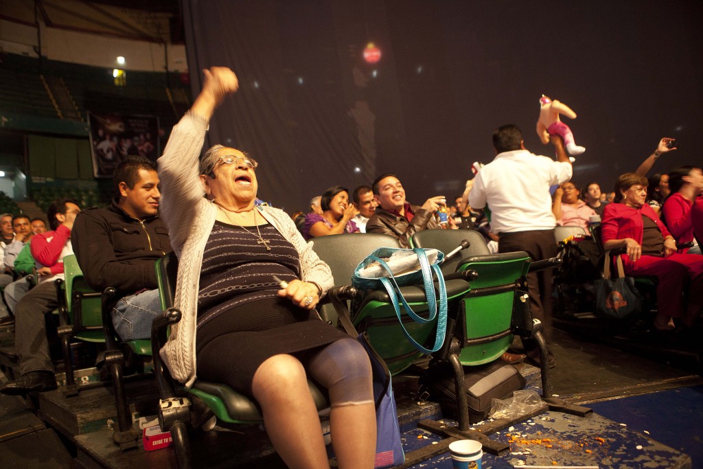 Lutadores mascarados arrastam multidões na Cidade do México