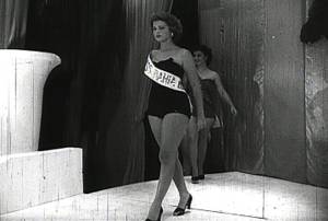 Miss Bahia Marta Rocha, desfilando no concurso de Miss Brasil de 1954, cena do curta "Bossa Nova Beach".