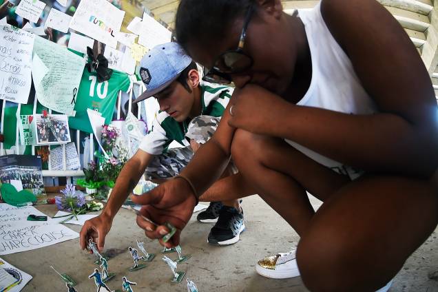 Torcedores homenageiam vítimas do acidente de avião sofrido pela equipe da Chapecoense com mensagens, flores, casrtazes e imagens dos atletas, em frente a Arena Condá, Chapecó