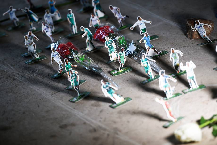 Torcedores homenageiam vítimas do acidente de avião sofrido pela equipe da Chapecoense com mensagens, flores, casrtazes e imagens dos atletas, em frente a Arena Condá, Chapecó