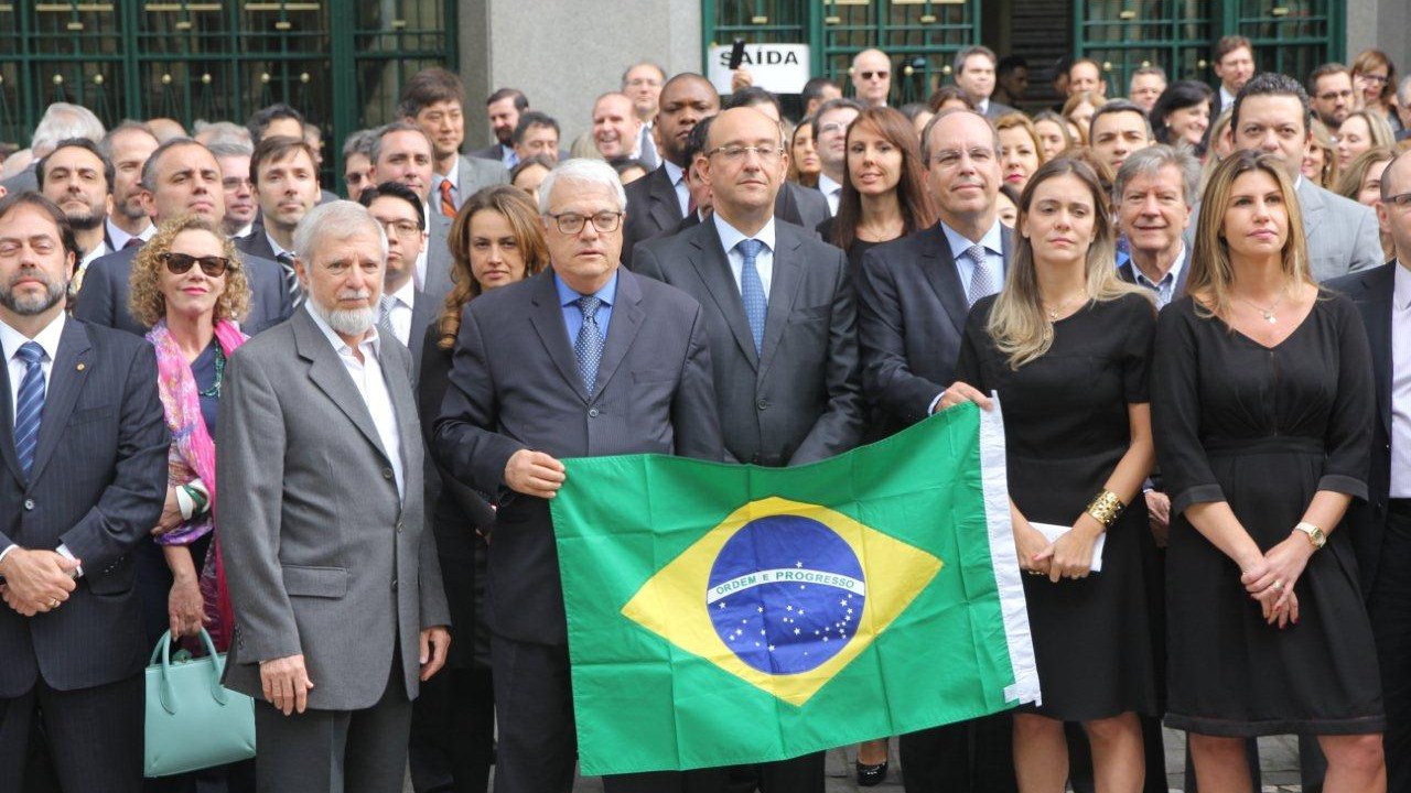 Promotores e procuradores do Estado de São Paulo protestaram, nesta quinta-feira, contra a lei de abuso de autoridade em frente ao Fórum João Mendes, no Centro da capital paulista